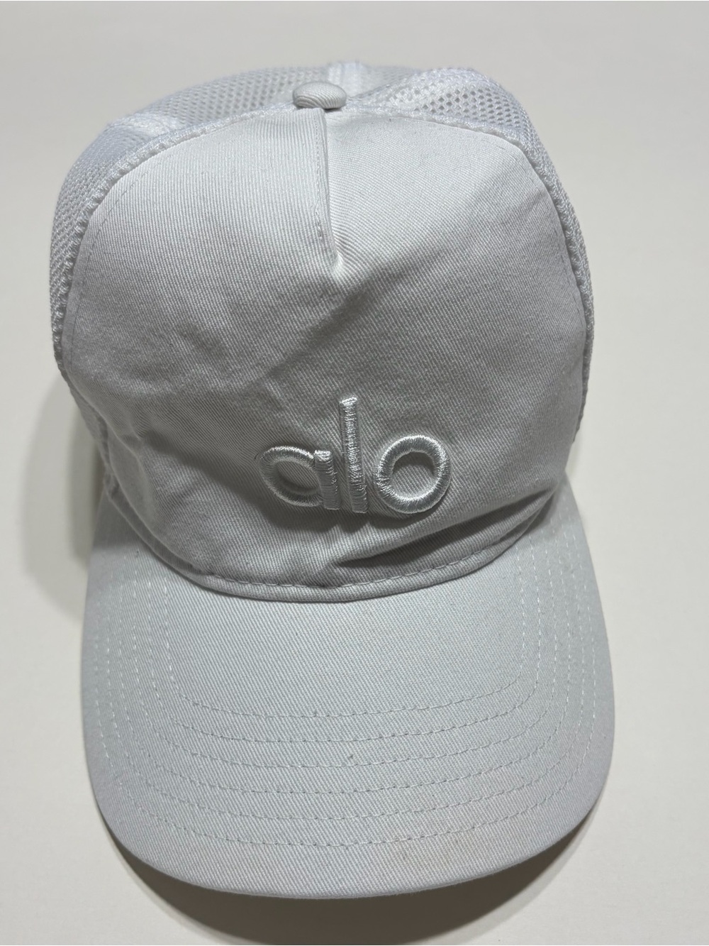 Alo Yoga White Mesh‑Back Baseball Hat Adjustable